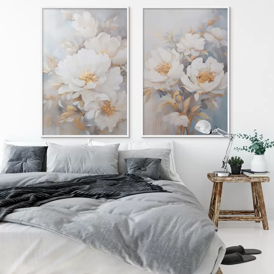 Fototapeta Białe piwonie z żółtymi środkami i liśćmi, delikatne pociągnięcia pędzla, jasnoniebieskie tło, kompozycja kwiatowa d00878