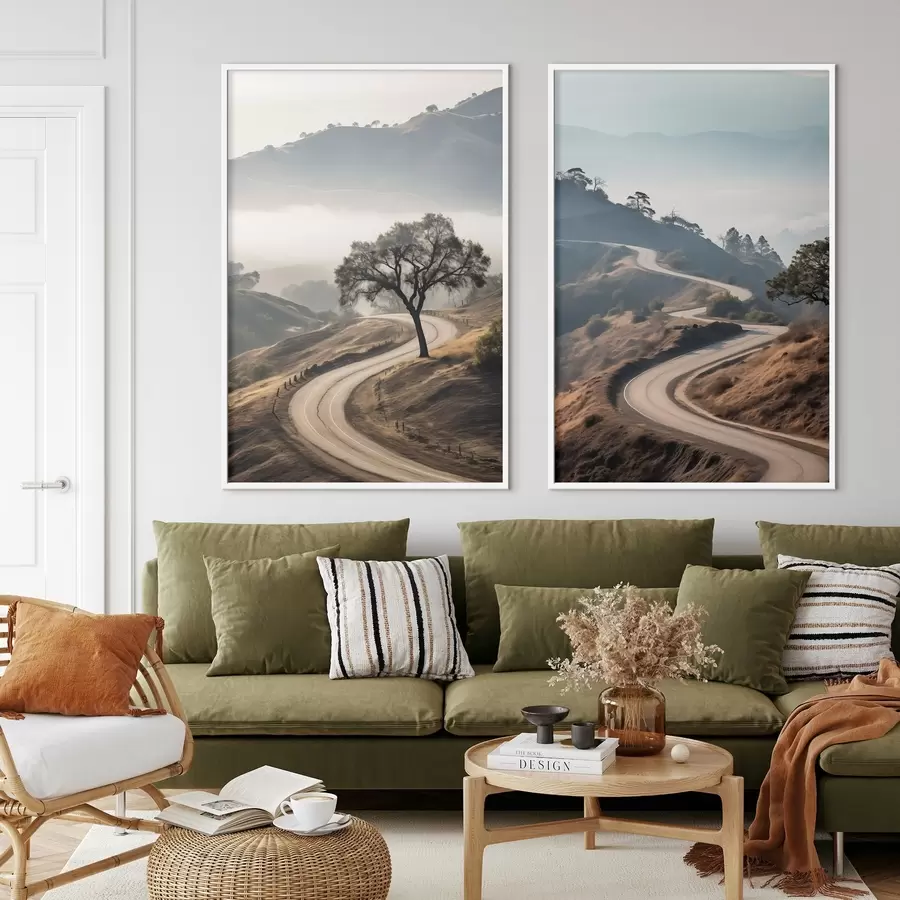 Fototapeta Kręta droga przez pagórkowaty krajobraz z suchą trawą pod czystym niebem, z górami w oddali d00887