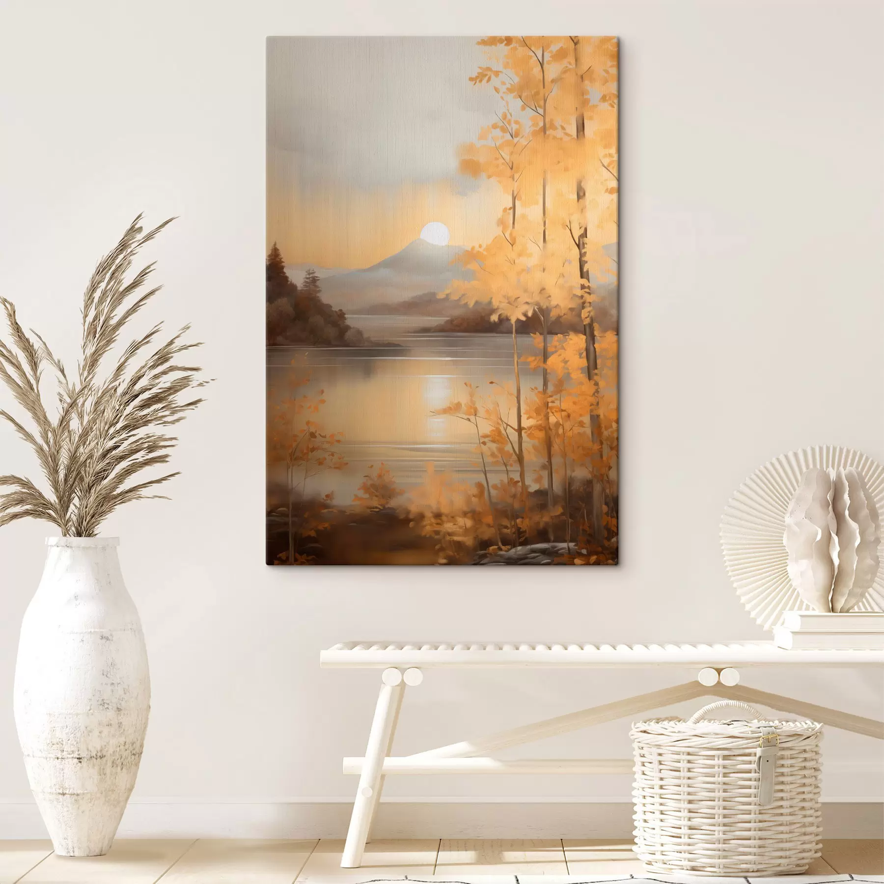 Obraz Jesienne drzewa o pomarańczowych liściach otaczają spokojne jezioro z odległymi górami pod zachmurzonym niebem. s47440