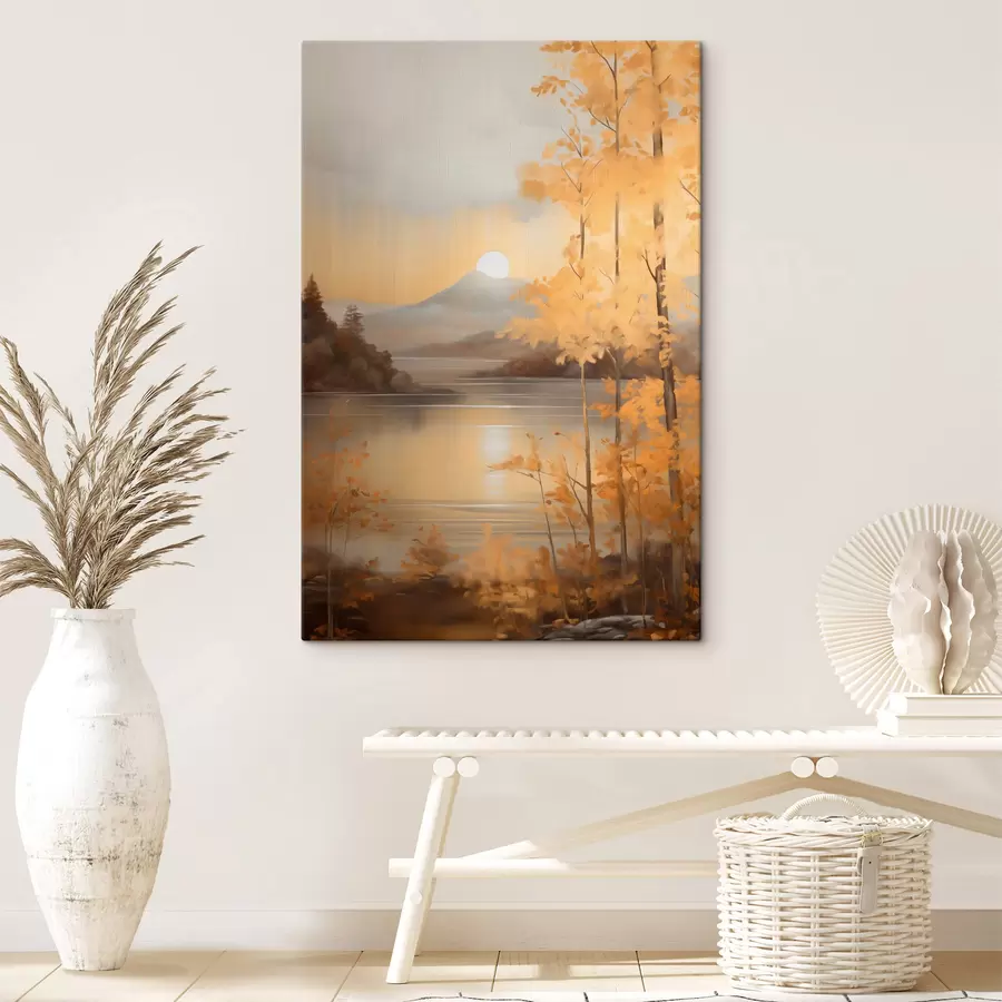 Obraz Jesienne drzewa o pomarańczowych liściach otaczają spokojne jezioro z odległymi górami pod zachmurzonym niebem. s47440