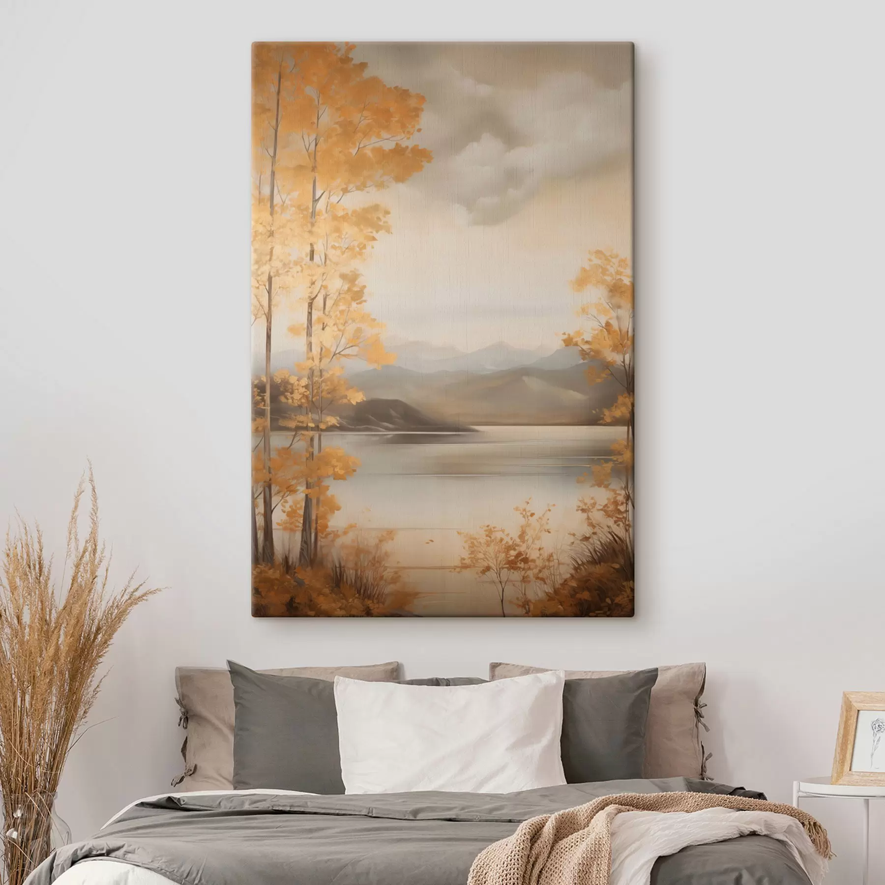 Obraz Jesienne drzewa o pomarańczowych liściach otaczają spokojne jezioro z odległymi górami pod zachmurzonym niebem. s47441