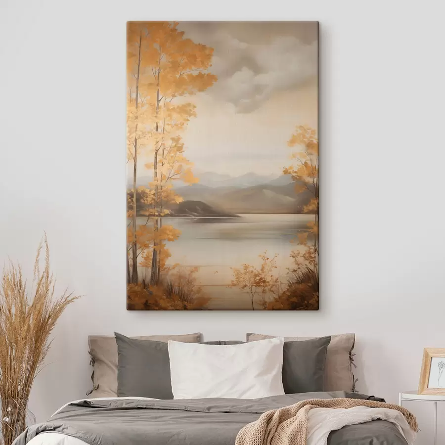Obraz Jesienne drzewa o pomarańczowych liściach otaczają spokojne jezioro z odległymi górami pod zachmurzonym niebem. s47441