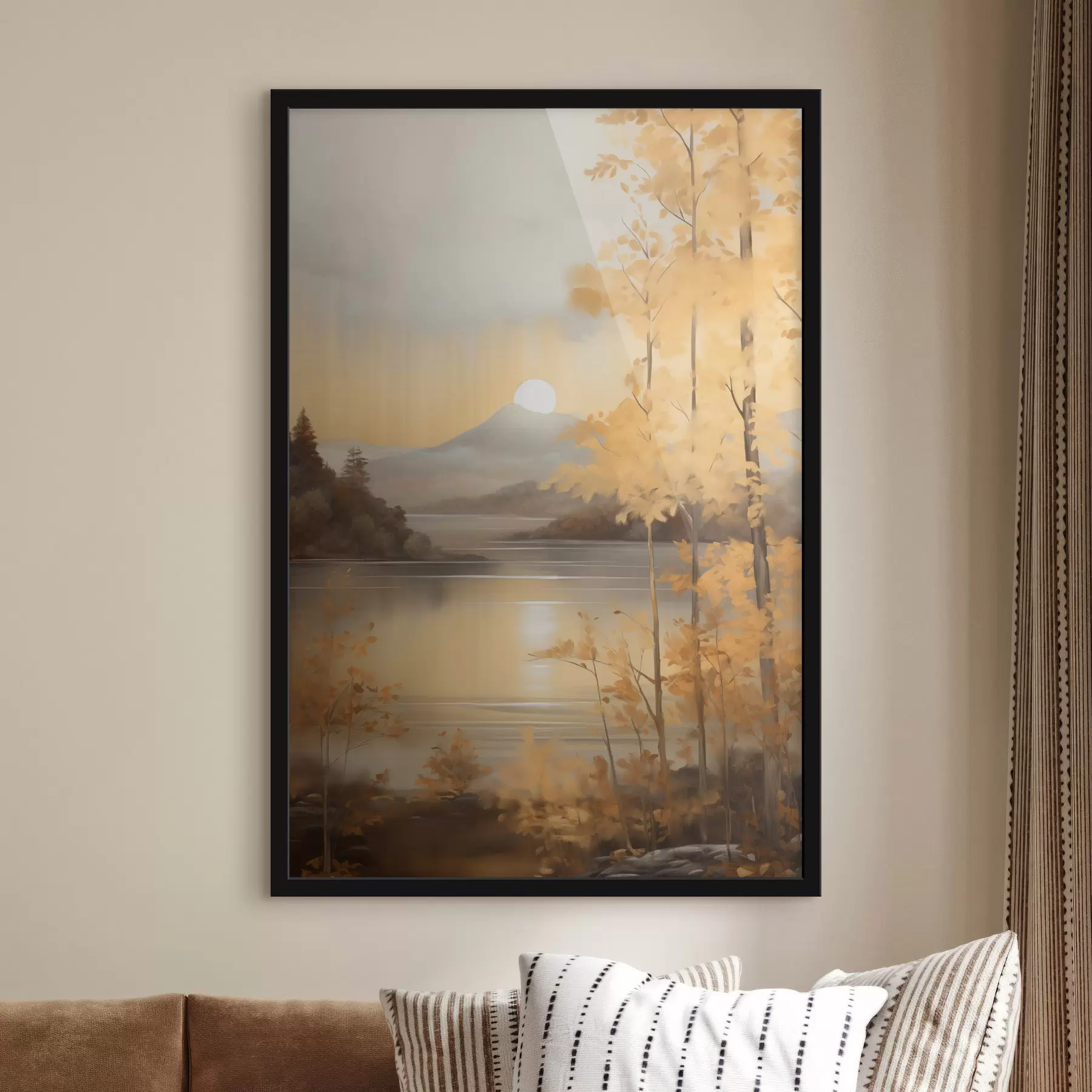 Fototapeta Jesienne drzewa o pomarańczowych liściach otaczają spokojne jezioro z odległymi górami pod zachmurzonym niebem. f47440