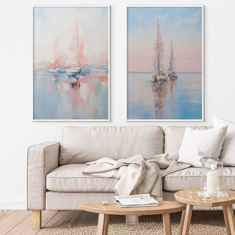 Fototapeta Żaglówki z różowymi żaglami unoszące się na spokojnym morzu, odbicia łodzi w wodzie, delikatne pastelowe kolory d00648