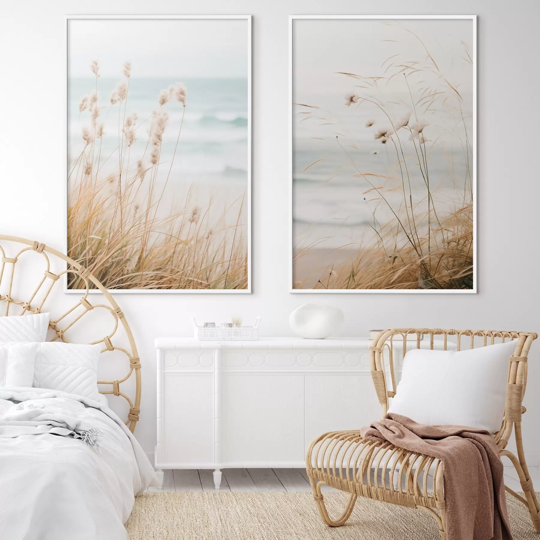 Fototapeta Wysoka trawa z puszystymi główkami nasion, piaszczysta plaża i fale oceanu w tle, miękka i stonowana paleta kolorów d00650