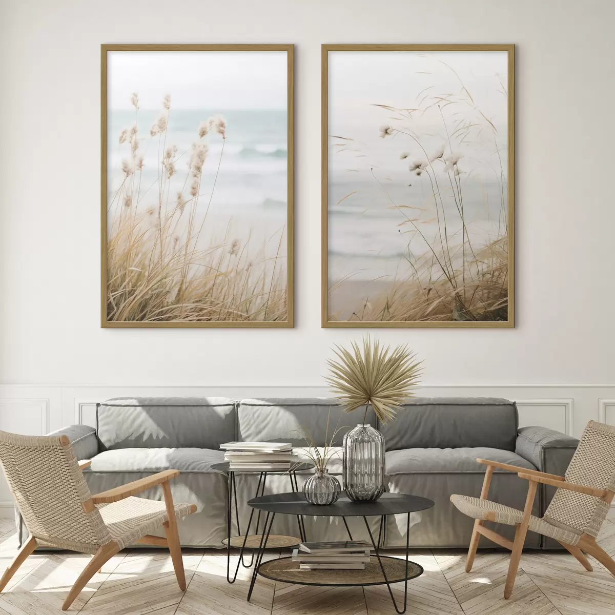 Plakat Wysoka trawa z puszystymi główkami nasion, piaszczysta plaża i fale oceanu w tle, miękka i stonowana paleta kolorów d00650