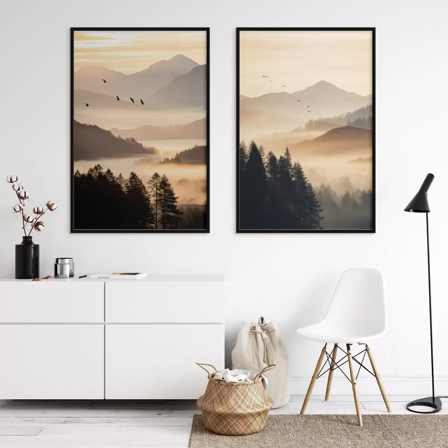 Fototapeta Górski krajobraz z lasem i ptakami latającymi na niebie, wszystko pokryte grubą warstwą mgły podczas wschodu słońca d00651