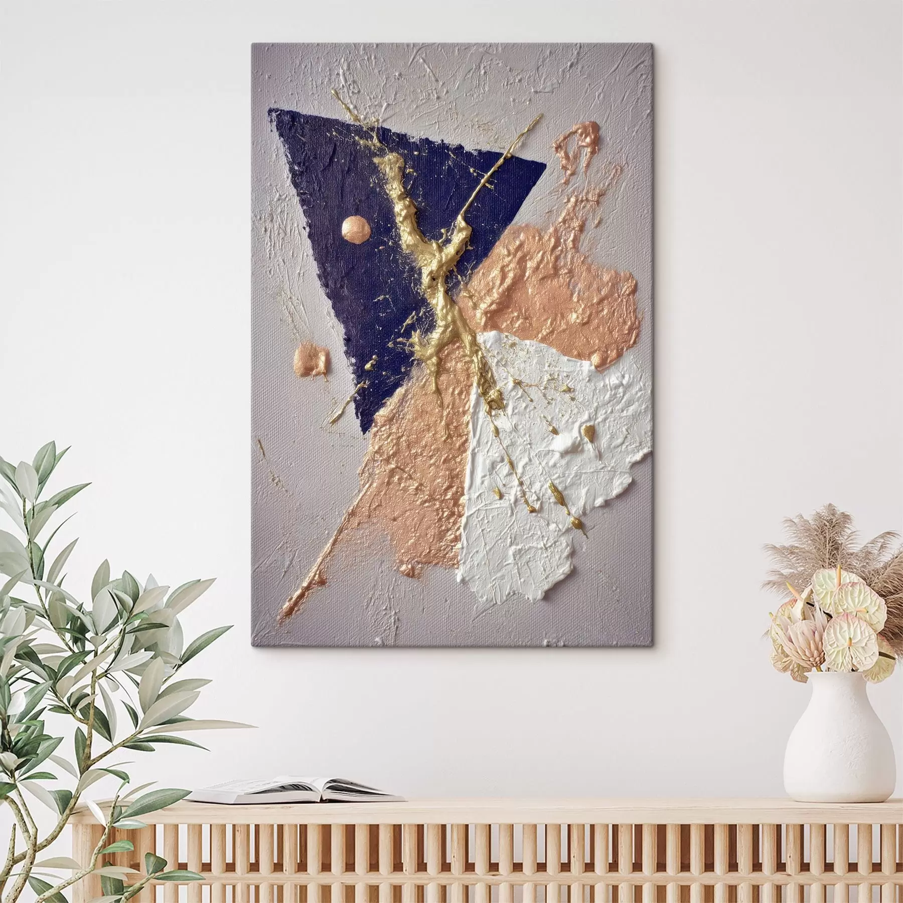 Obraz Abstrakcyjna kompozycja z ciemnoniebieskim trójkątem i reliefowymi pociągnięciami pędzla w stylu malarstwa olejnego s46953