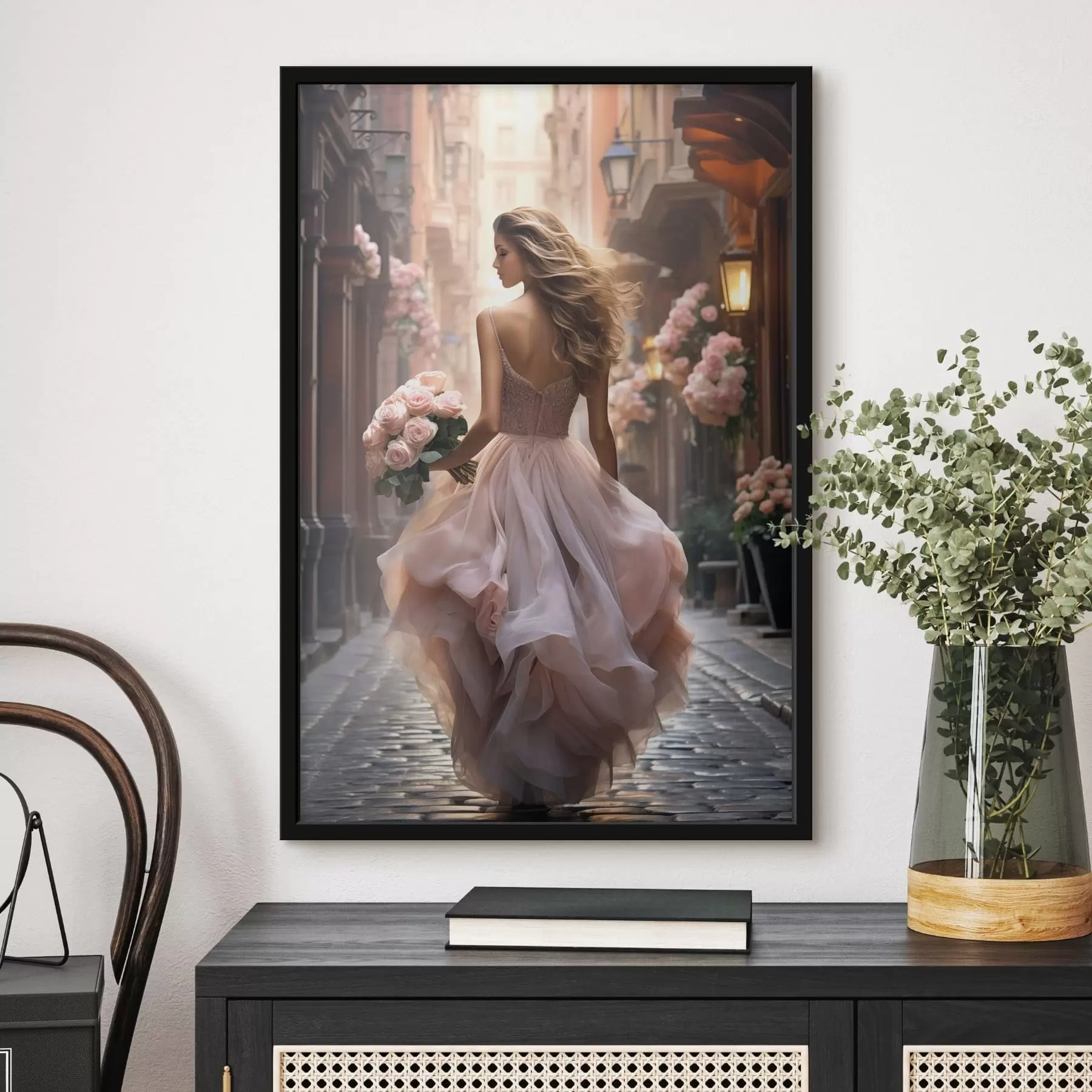 Fototapeta Kobieta w różowej sukience idąca ulicą f47316