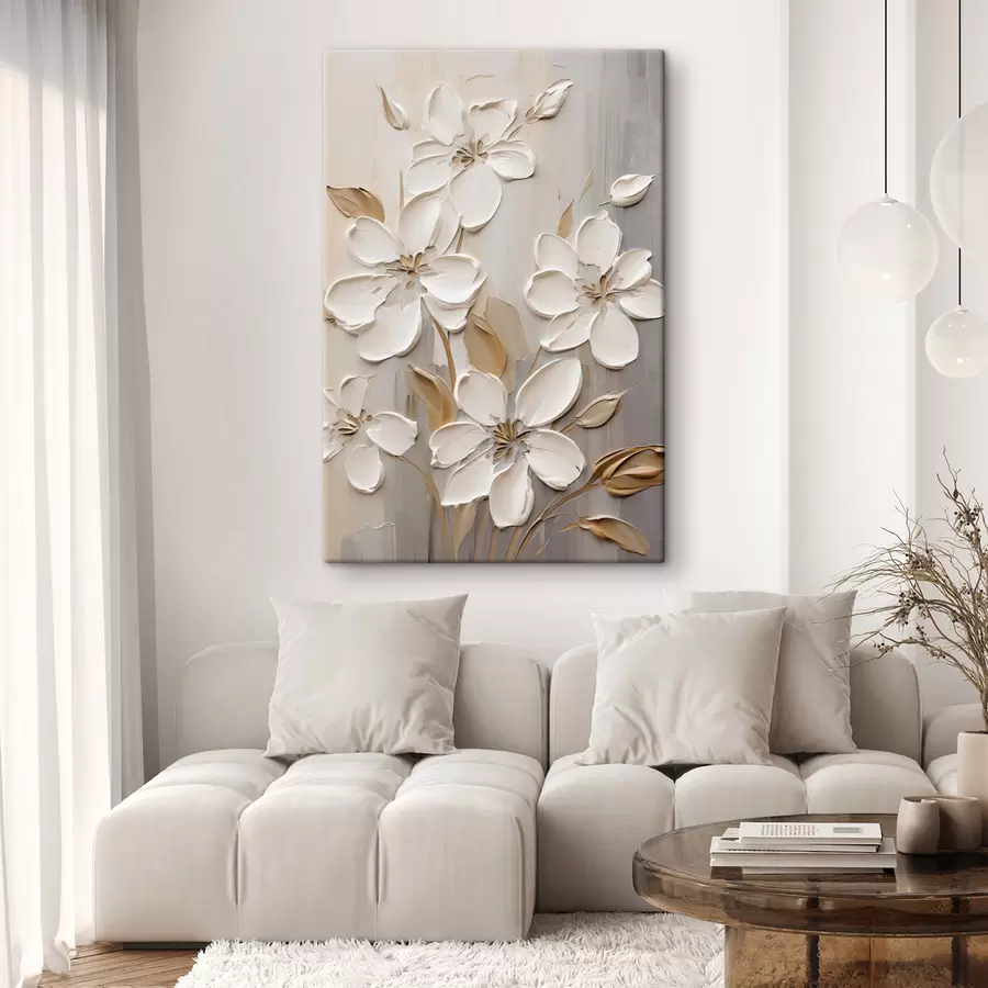 Obraz Abstrakcyjne białe kwiaty z teksturowanymi płatkami na neutralnym tle z subtelnymi pociągnięciami pędzla imitującymi s47874