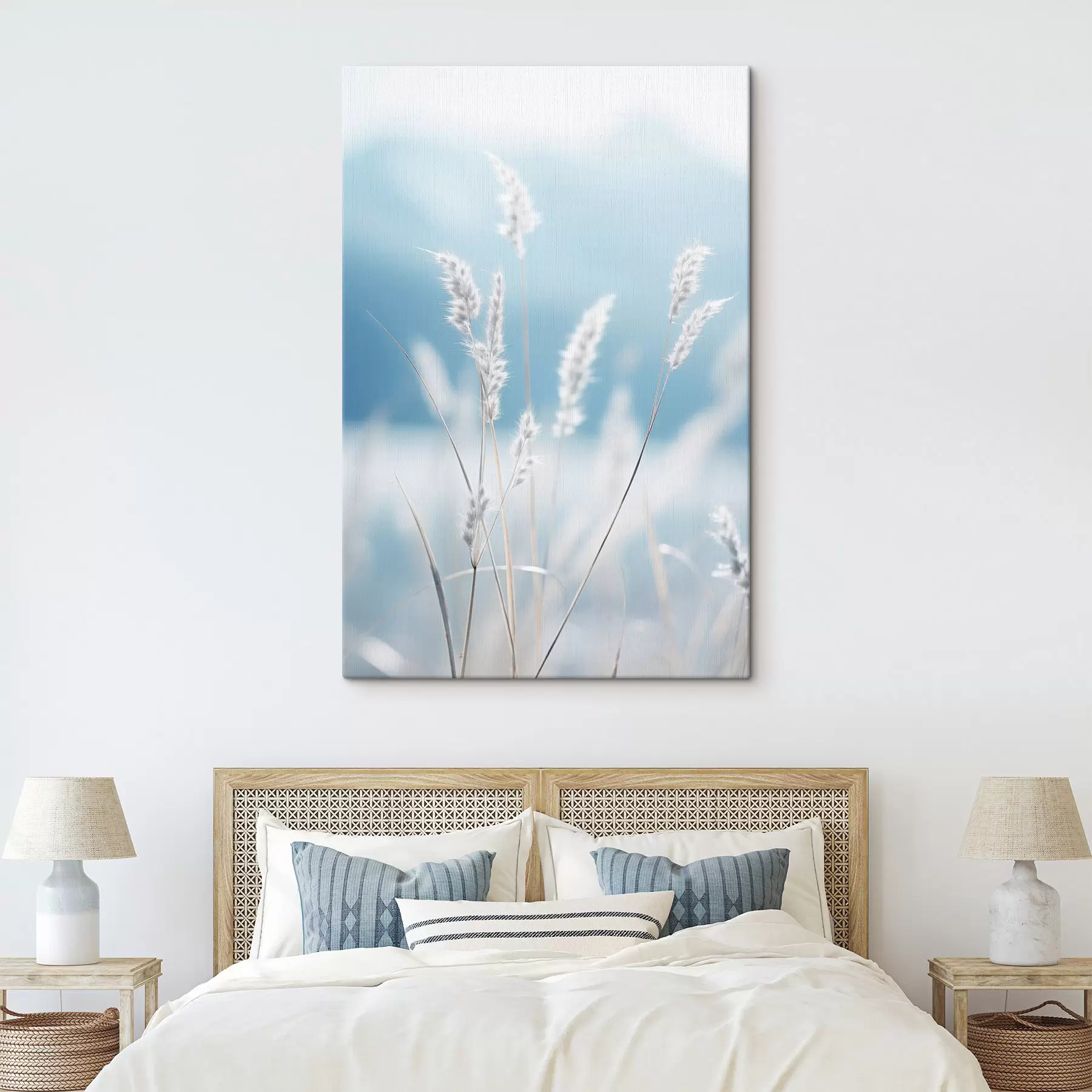 Obraz Biała, puszysta trawa na tle delikatnego błękitnego nieba, z płytką głębią ostrości. s47880