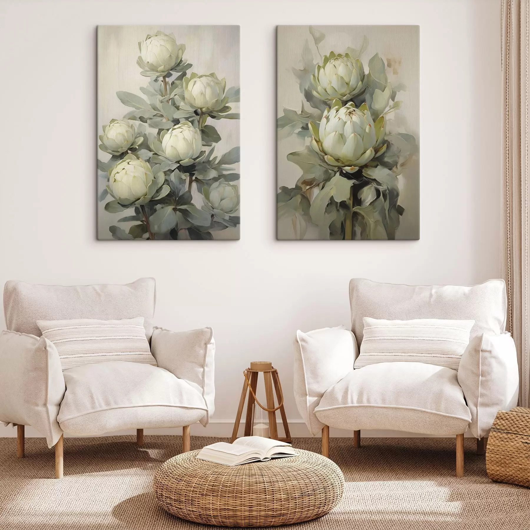 Obraz Styl malarski przedstawiający kilka białych kwiatów protei z dużymi zielonymi liśćmi na jasnym tle. m30051