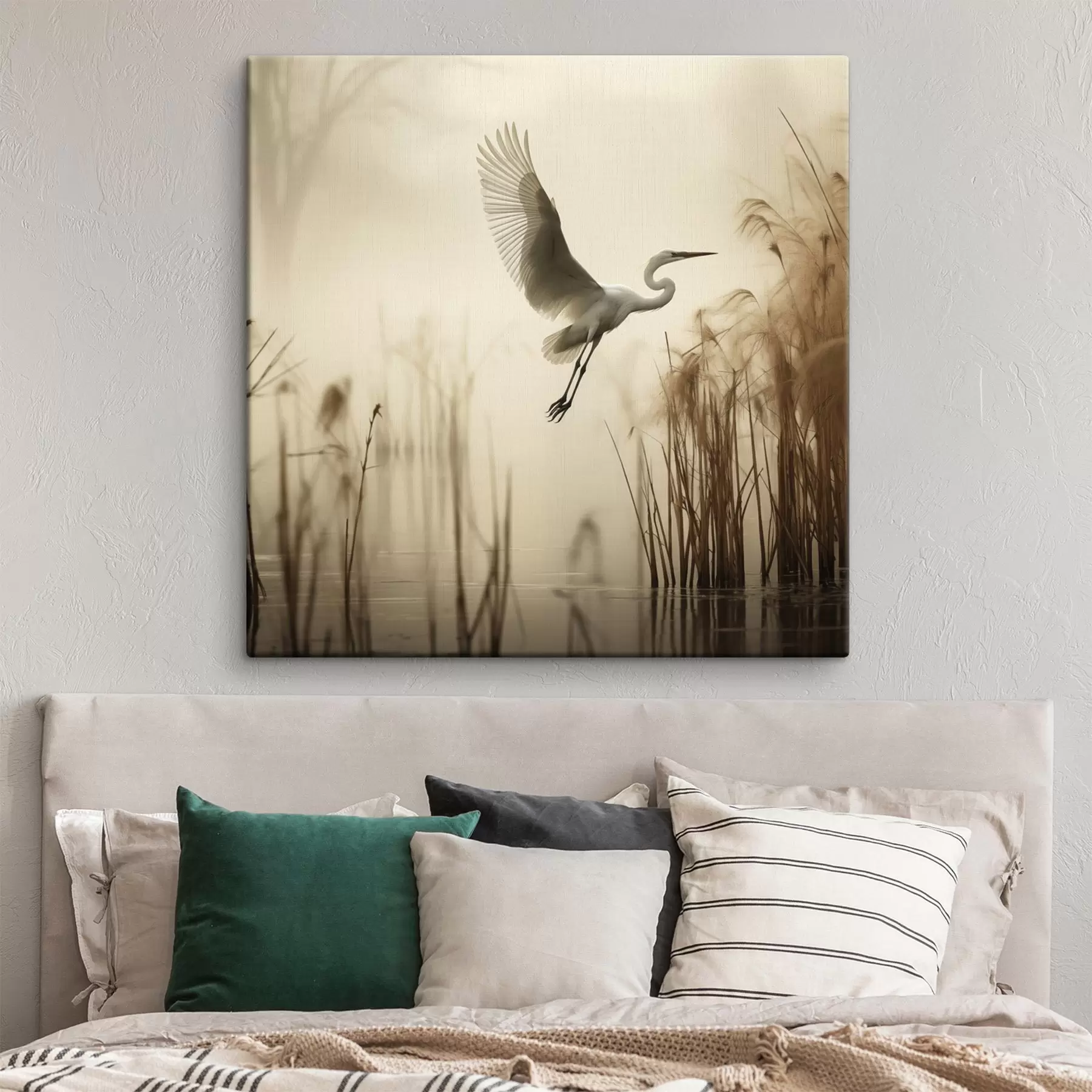 Obraz Biała czapla przelatuje nad jeziorem, otoczona wysokimi trzcinami i drzewami w tle s48389