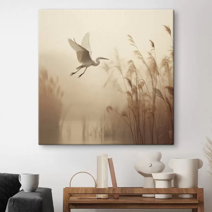 Obraz Biała czapla przelatuje nad jeziorem, otoczona wysokimi trzcinami i drzewami w tle s48390