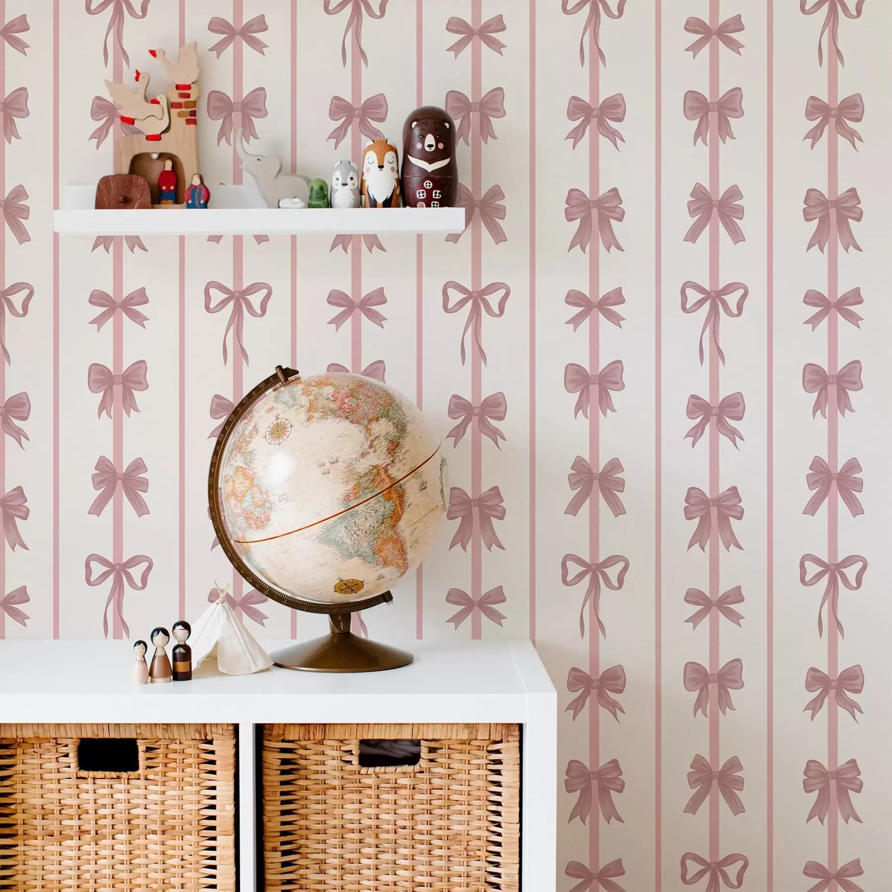 Fototapeta Różowe kokardki w pionowe paski na jasnym tle a01075