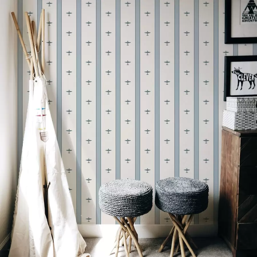 Fototapeta Małe samoloty w paski na niebieskim tle a01171