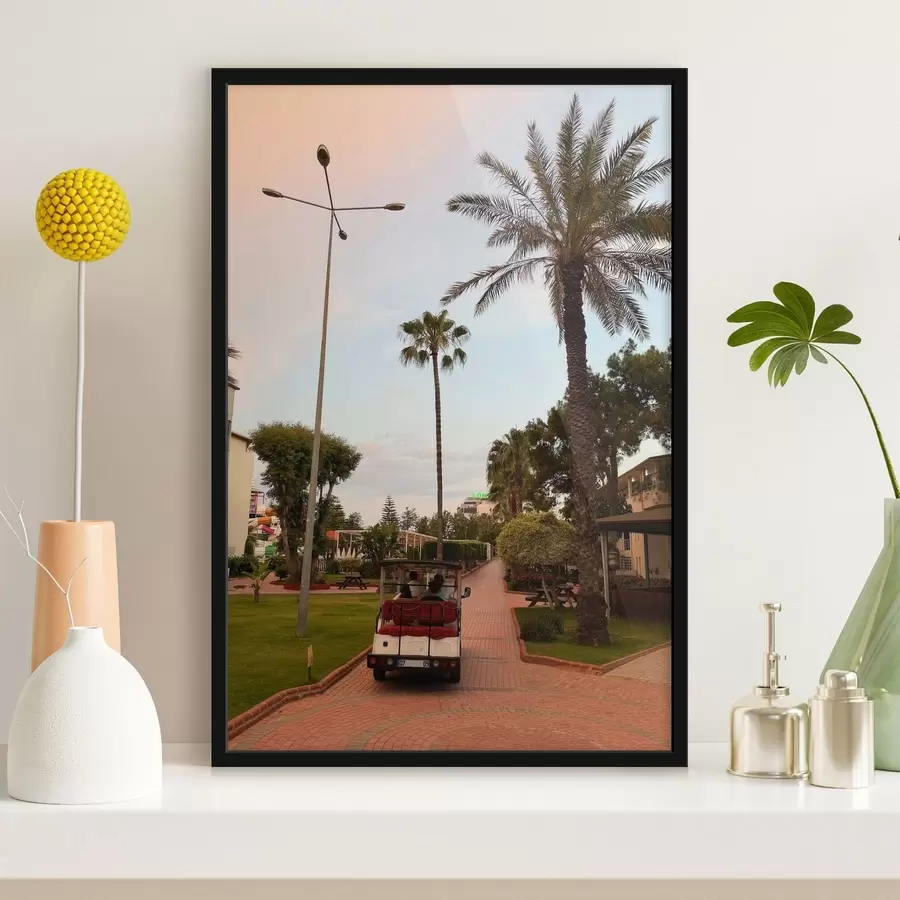 Fototapeta Aleja w ośrodku wypoczynkowym z palmami i wózkiem elektrycznym f49695