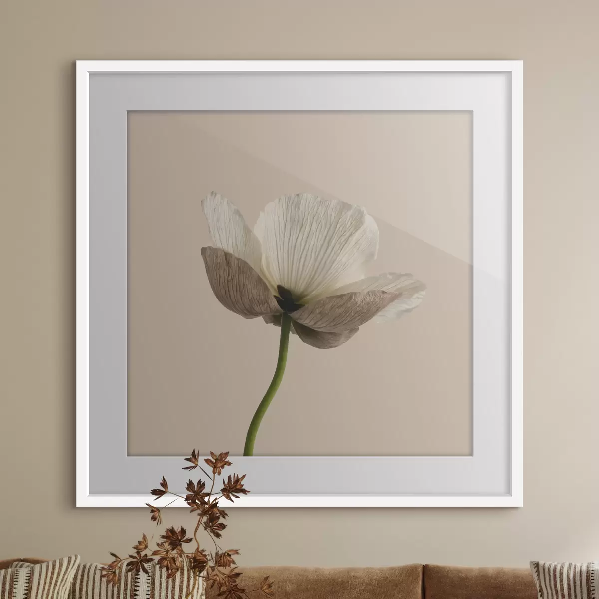Plakat Delikatny kwiat z półprzezroczystymi płatkami na beżowym tle w stylu minimalistycznym f49718