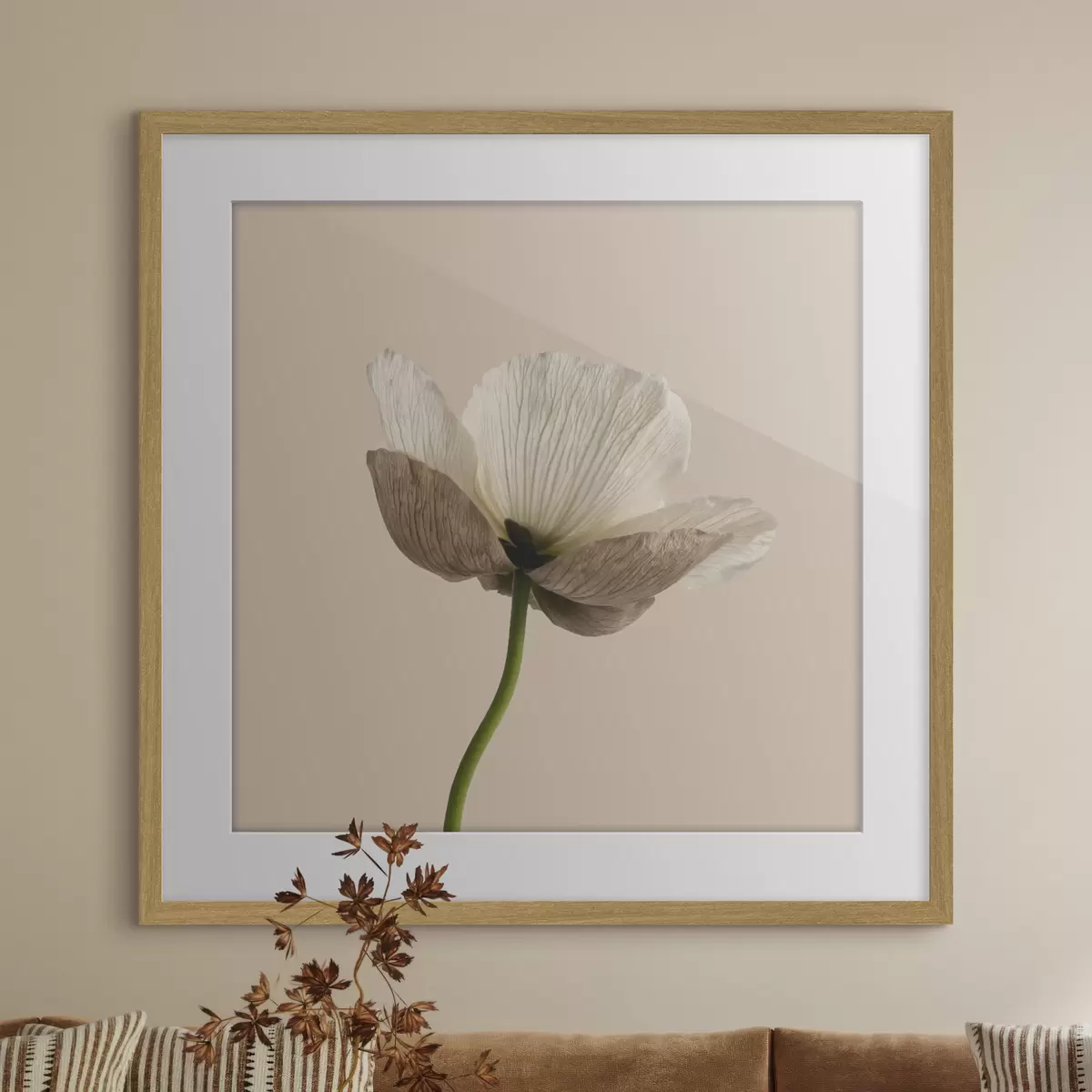 Plakat Delikatny kwiat z półprzezroczystymi płatkami na beżowym tle w stylu minimalistycznym f49718