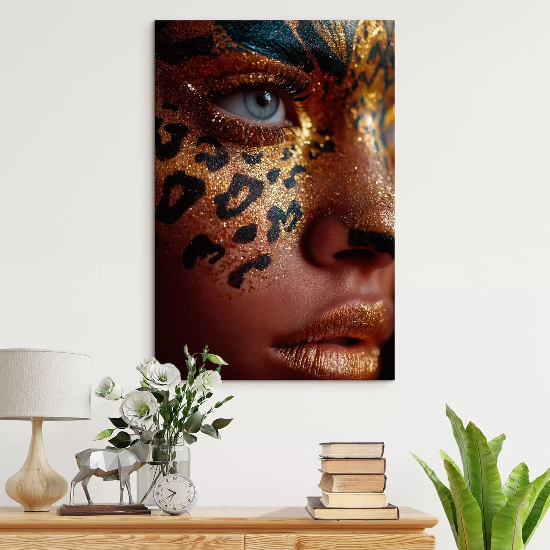 Obraz Portret z bliska z makijażem w błyszczącym stylu „animal print” s49979