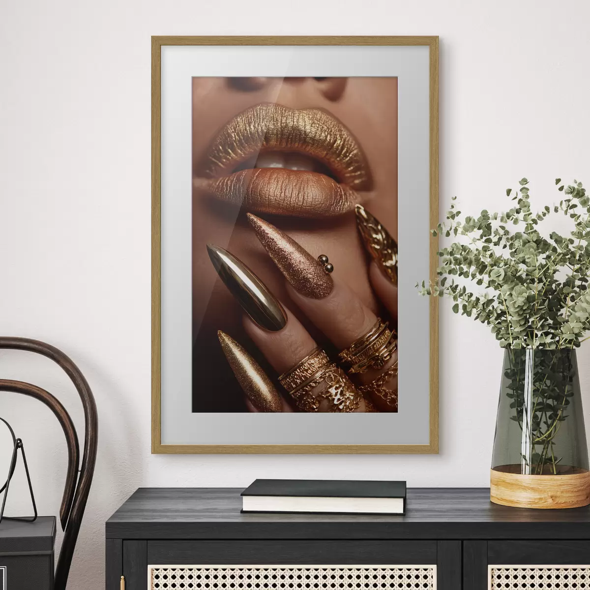 Plakat Zbliżenie na usta i manicure z metalicznym połyskiem f49976