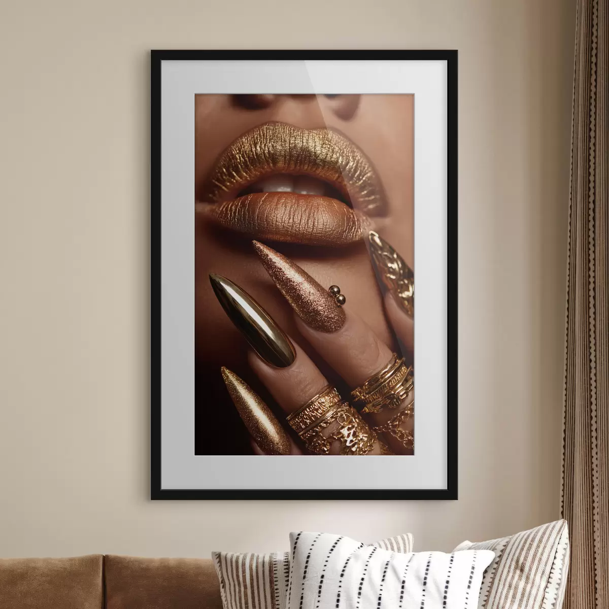 Plakat Zbliżenie na usta i manicure z metalicznym połyskiem f49976