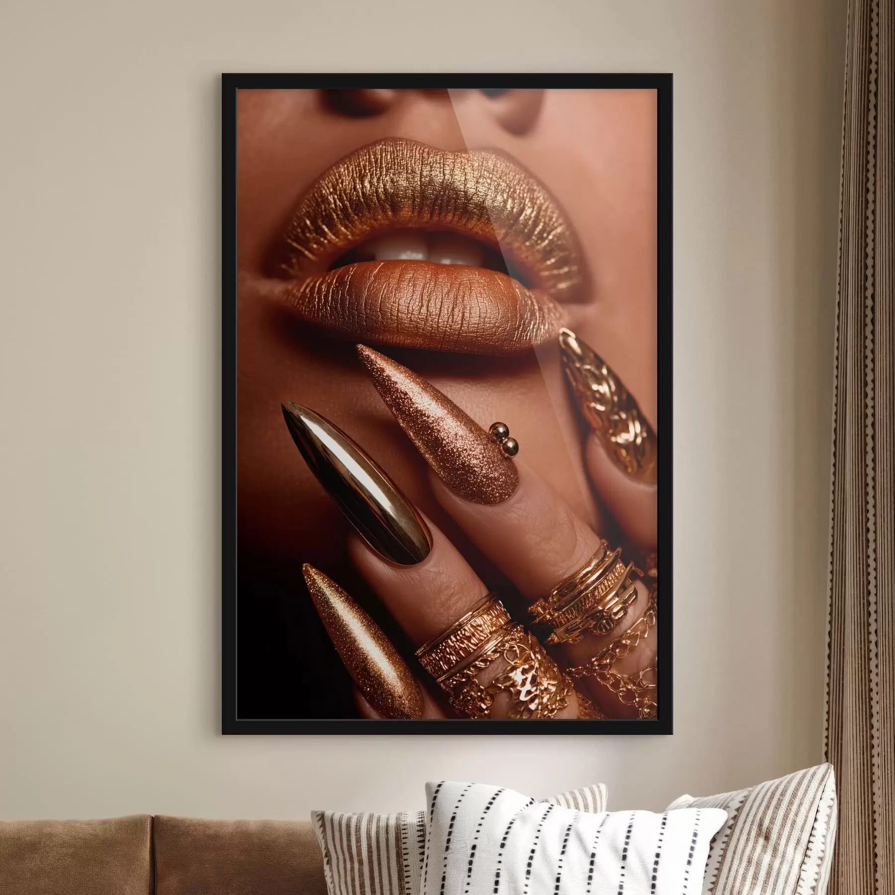 Fototapeta Zbliżenie na usta i manicure z metalicznym połyskiem f49976