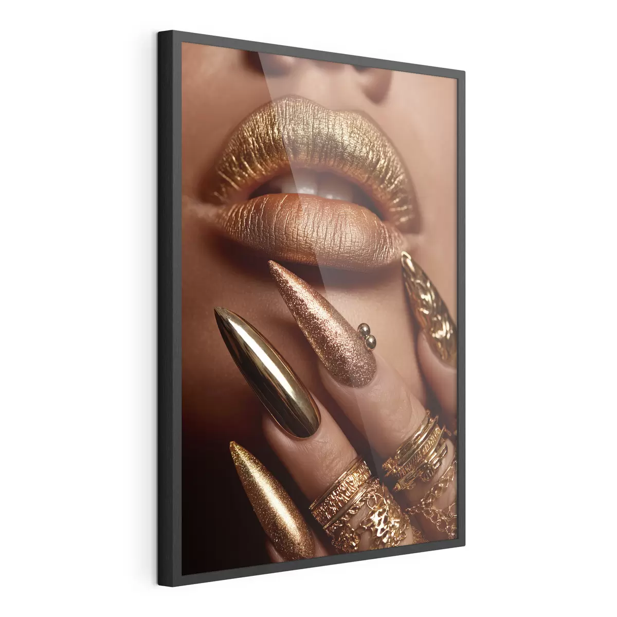 Plakat Zbliżenie na usta i manicure z metalicznym połyskiem f49976