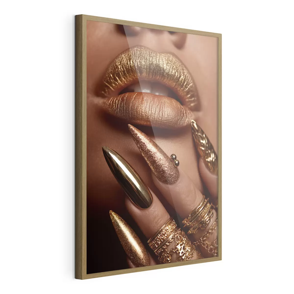 Plakat Zbliżenie na usta i manicure z metalicznym połyskiem f49976