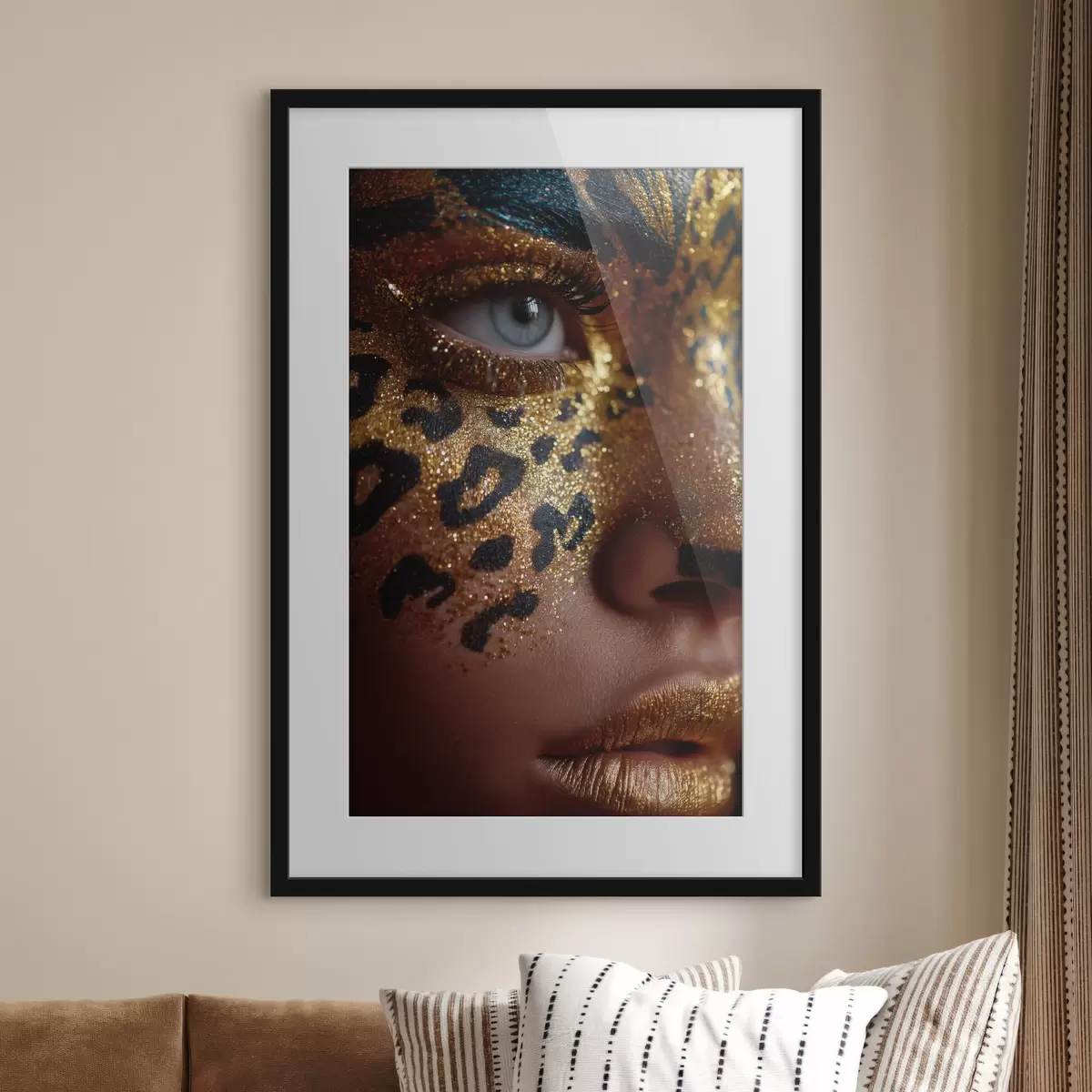 Plakat Portret z bliska z makijażem w błyszczącym stylu „animal print” f49979