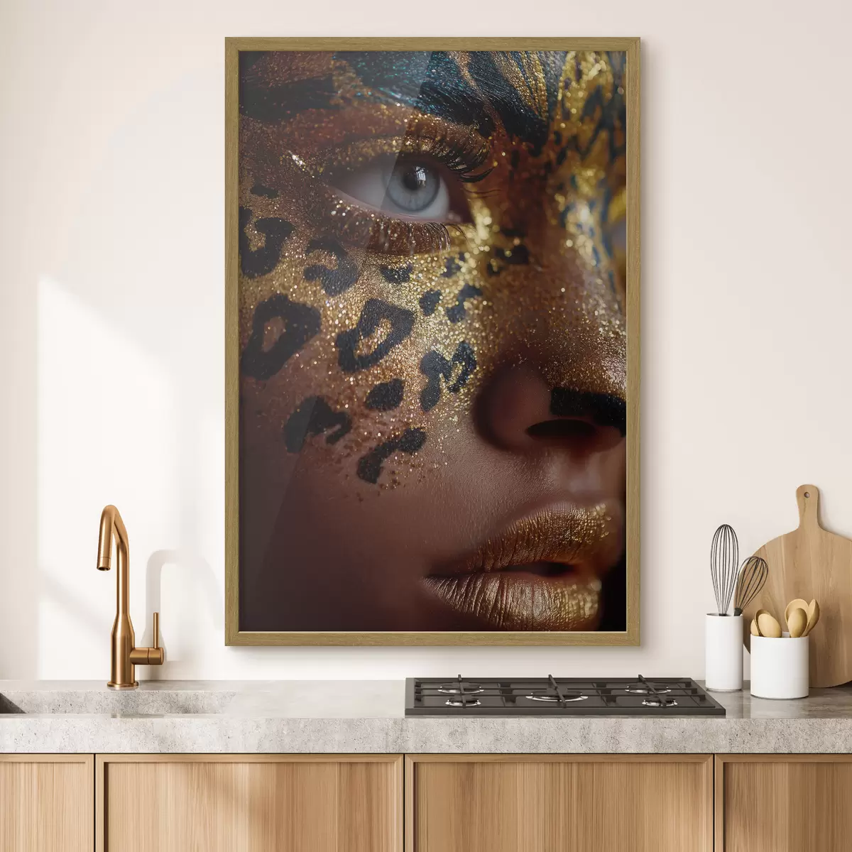 Plakat Portret z bliska z makijażem w błyszczącym stylu „animal print” f49979