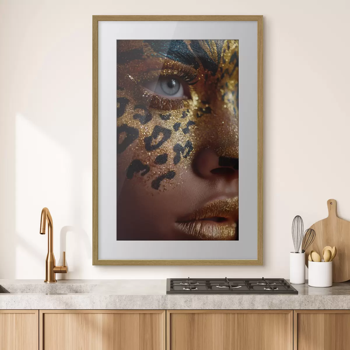 Plakat Portret z bliska z makijażem w błyszczącym stylu „animal print” f49979