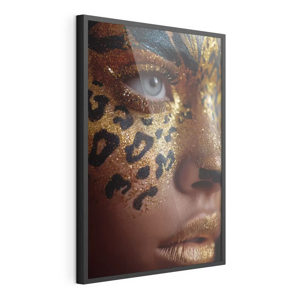 Plakat Portret z bliska z makijażem w błyszczącym stylu „animal print” f49979