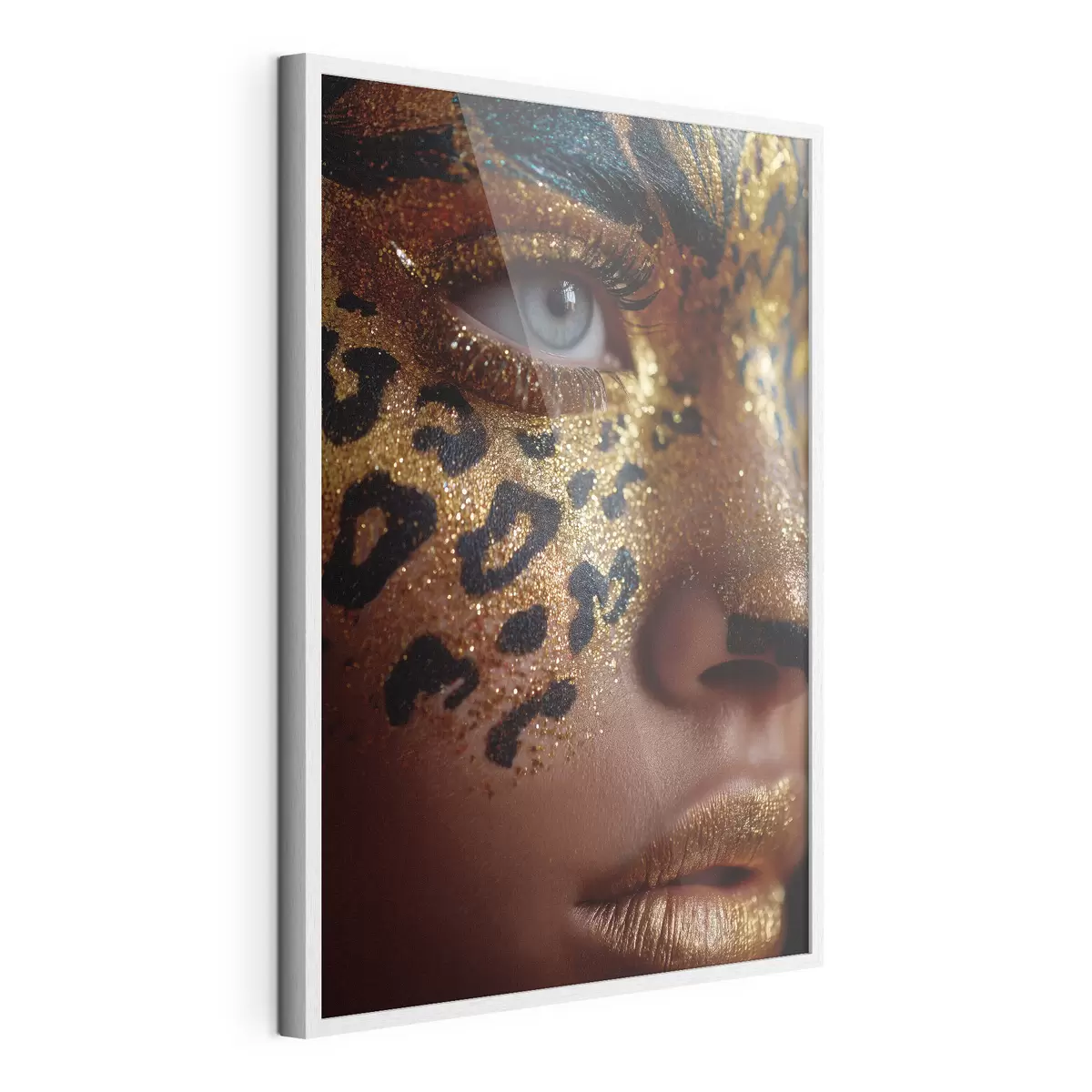 Plakat Portret z bliska z makijażem w błyszczącym stylu „animal print” f49979