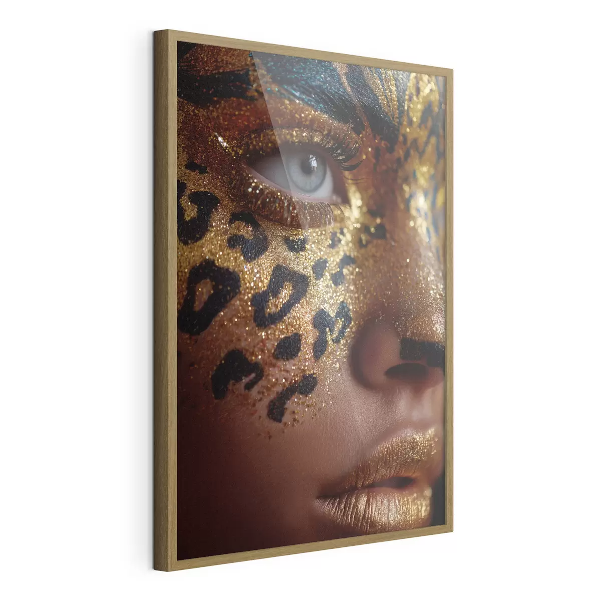 Plakat Portret z bliska z makijażem w błyszczącym stylu „animal print” f49979