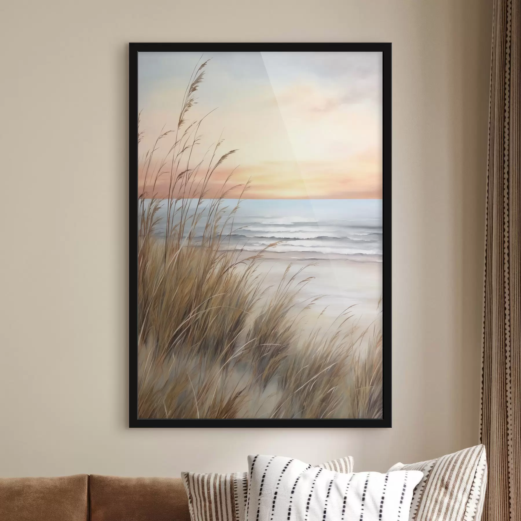 Fototapeta Wysoka, wyschnięta trawa na pierwszym planie, w tle plaża i ocean, delikatny zachód słońca w pastelowych barwach f50210
