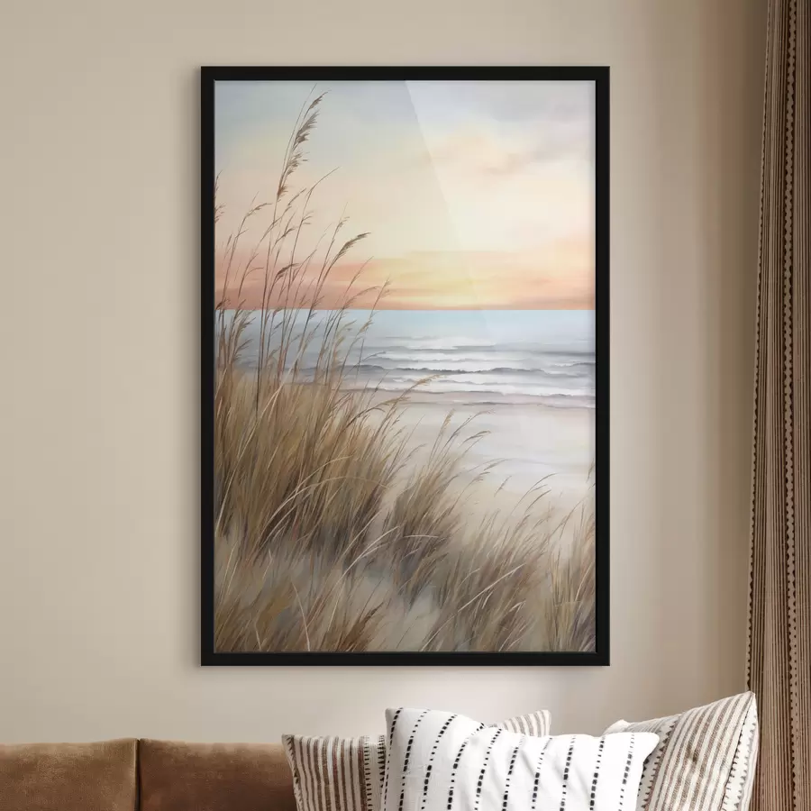 Fototapeta Wysoka, wyschnięta trawa na pierwszym planie, w tle plaża i ocean, delikatny zachód słońca w pastelowych barwach f50210