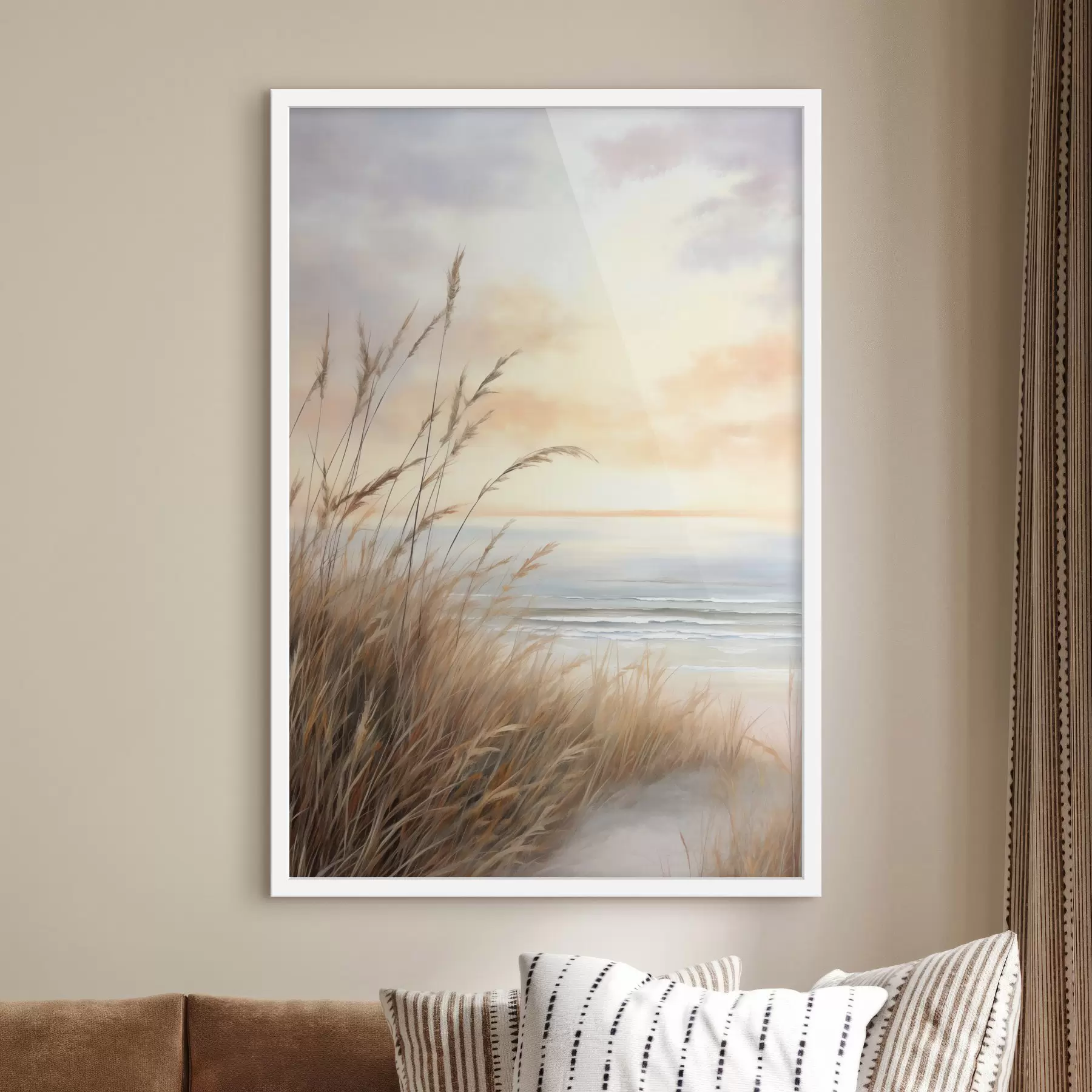 Fototapeta Wysoka, wyschnięta trawa na pierwszym planie, w tle plaża i ocean, delikatny zachód słońca w pastelowych barwach f50211