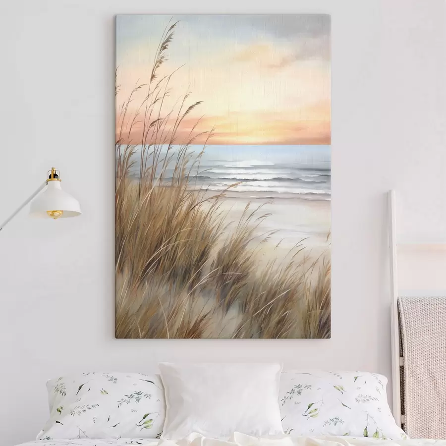 Obraz Wysoka, wyschnięta trawa na pierwszym planie, w tle plaża i ocean, delikatny zachód słońca w pastelowych barwach s50210