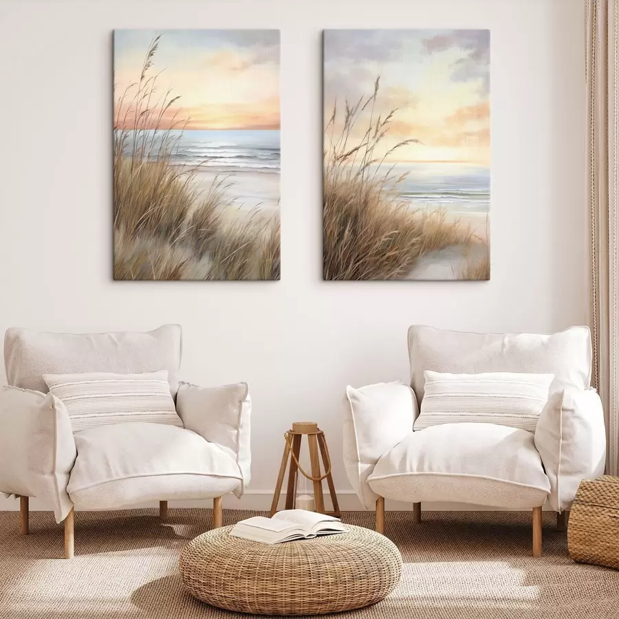 Obraz Wysoka, wyschnięta trawa na pierwszym planie, w tle plaża i ocean, delikatny zachód słońca w pastelowych barwach m30838