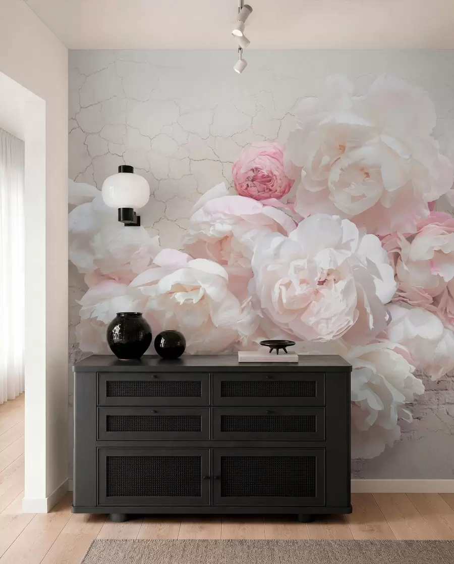 Fototapeta Białe peonie na zniszczonej ścianie u79549